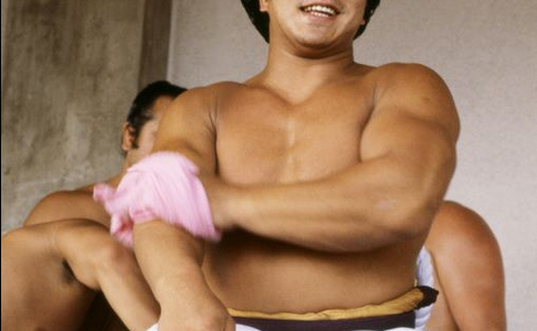 【腕立て伏せ1日500回】千代の富士の筋肉はステロイドの使用を疑うレベル！トレーニング方法が凄すぎる！